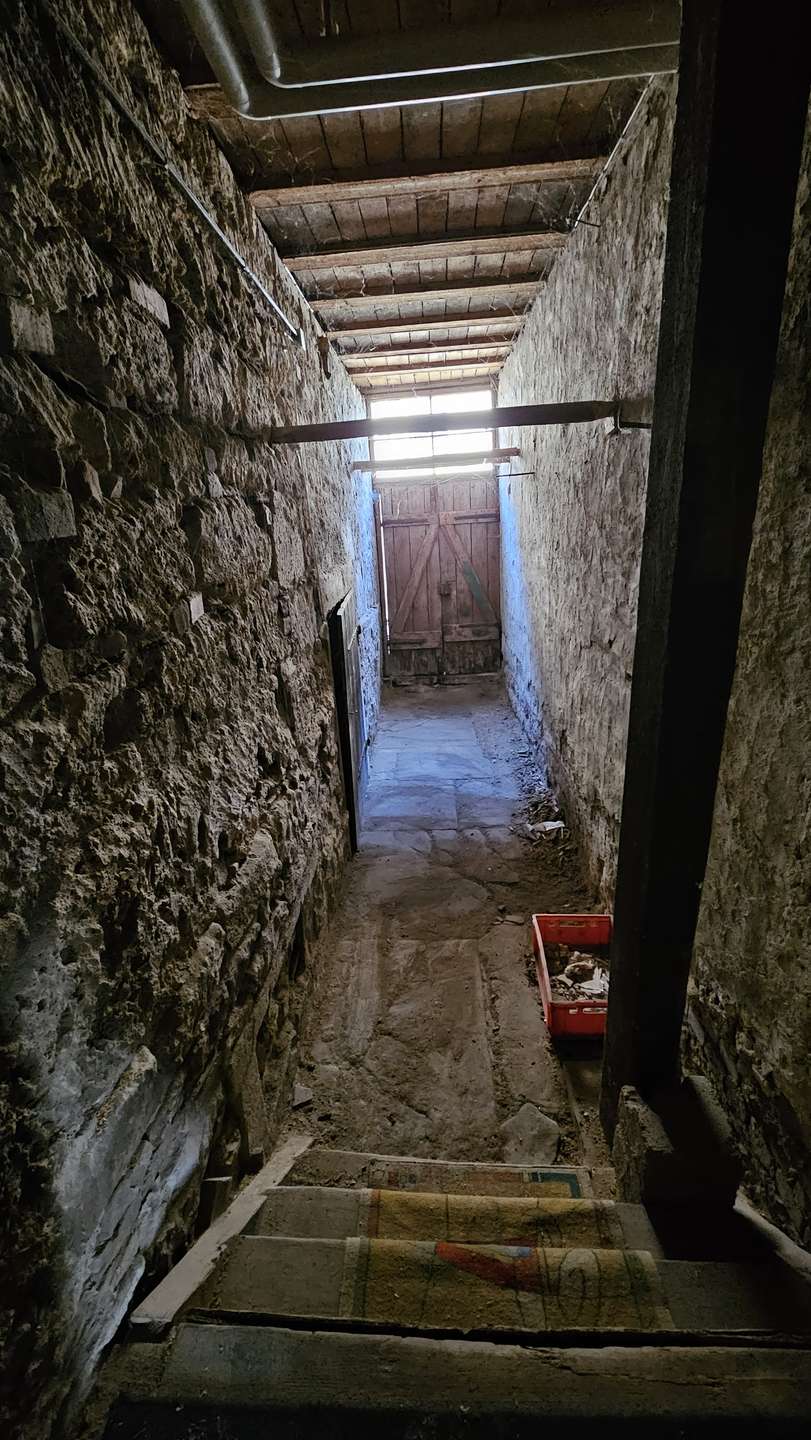 Flur zum Gewölbekeller UG